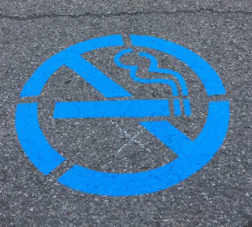 lignes de stationnement défense de fumer